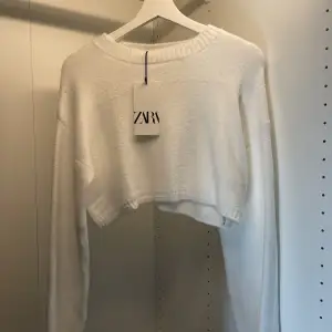 Helt ny vit stickad tröja från Zara med prislappen kvar. Strl S. Pris: 250+frakt💕💕 skriv vid funderingar eller prisförslag😽