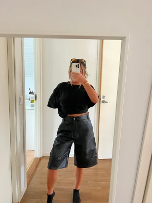 Skinn shorts  - Svarta sjukt snygga skinn shorts, aldrig använda 