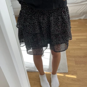 Volangkjol  - Volangkjol i superfint mönster💕använd ett fåtal gånger men är i gott skick💗