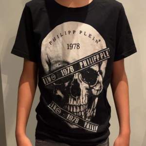 Hej jag säljer min Phillipp plein t-shirt i storlek 13-14 år den är i bra skick ny pris 2000 säljer för 700
