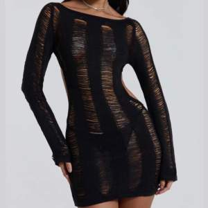 Suupersnygg stickad svart klänning från Jaded London! Den är i storlek S och nypris ca:800kr🤍Några slitningar finns(se bild 2&3), så kolla igenom bilderna noga! För mer bilder eller frågor skicka gärna ett DM💓  OBS!! Första bilden är tagen från hemsidan💖