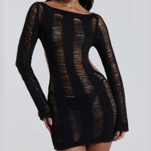 Jaded London knitted dress - Suupersnygg stickad svart klänning från Jaded London! Den är i storlek S och nypris ca:800kr🤍Några slitningar finns(se bild 2&3), så kolla igenom bilderna noga! För mer bilder eller frågor skicka gärna ett DM💓  OBS!! Första bilden är tagen från hemsidan💖