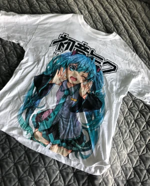 Miku tröja - Fin miku tröja. Säljer då det inte är min stil längre💖