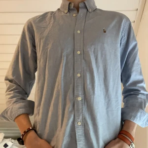 Ralph lauren skjorta - Skitsnygg Ralph lauren skjorta i baby blue, skick 9/10