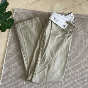 Dickies kostymbyxor  - Dem populära kostymbyxorna från Dickies. Trycket är lite slitet, annars är byxorna i superfint skick 💛