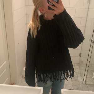 Stickad tröja  - Säljer min älskade stickade tröja från h&m som inte finns i butik längre. Säljer då den inte kommer till användning längre men helt perfekt till vintern eller hösten. Kan mötas upp i nacka eller Värmdö!