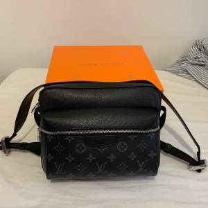 Louis Vuitton Messenger bag. Pris kan diskuteras