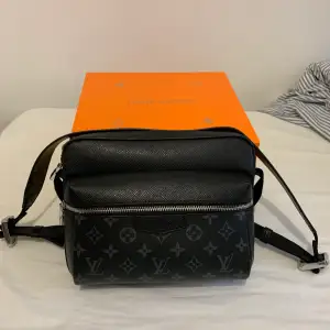 Louis Vuitton Messenger bag. Pris kan diskuteras