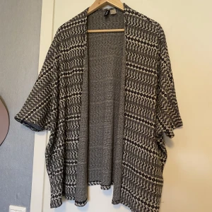 Mönstrad kofta - Mönstrad luftig kofta 