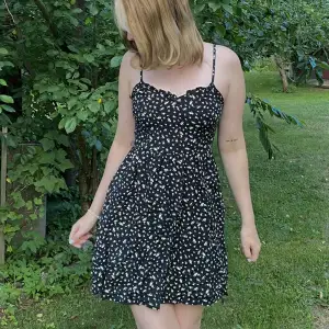 Så fin blommig klänning. Enkel och lätt 🩷 köp gärna genom köp nu! 