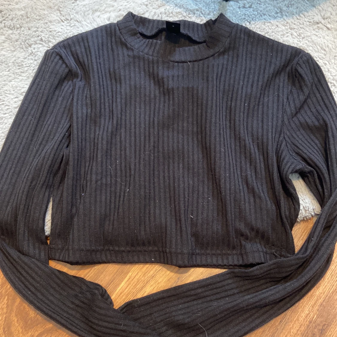 Svart croppad långärmad 