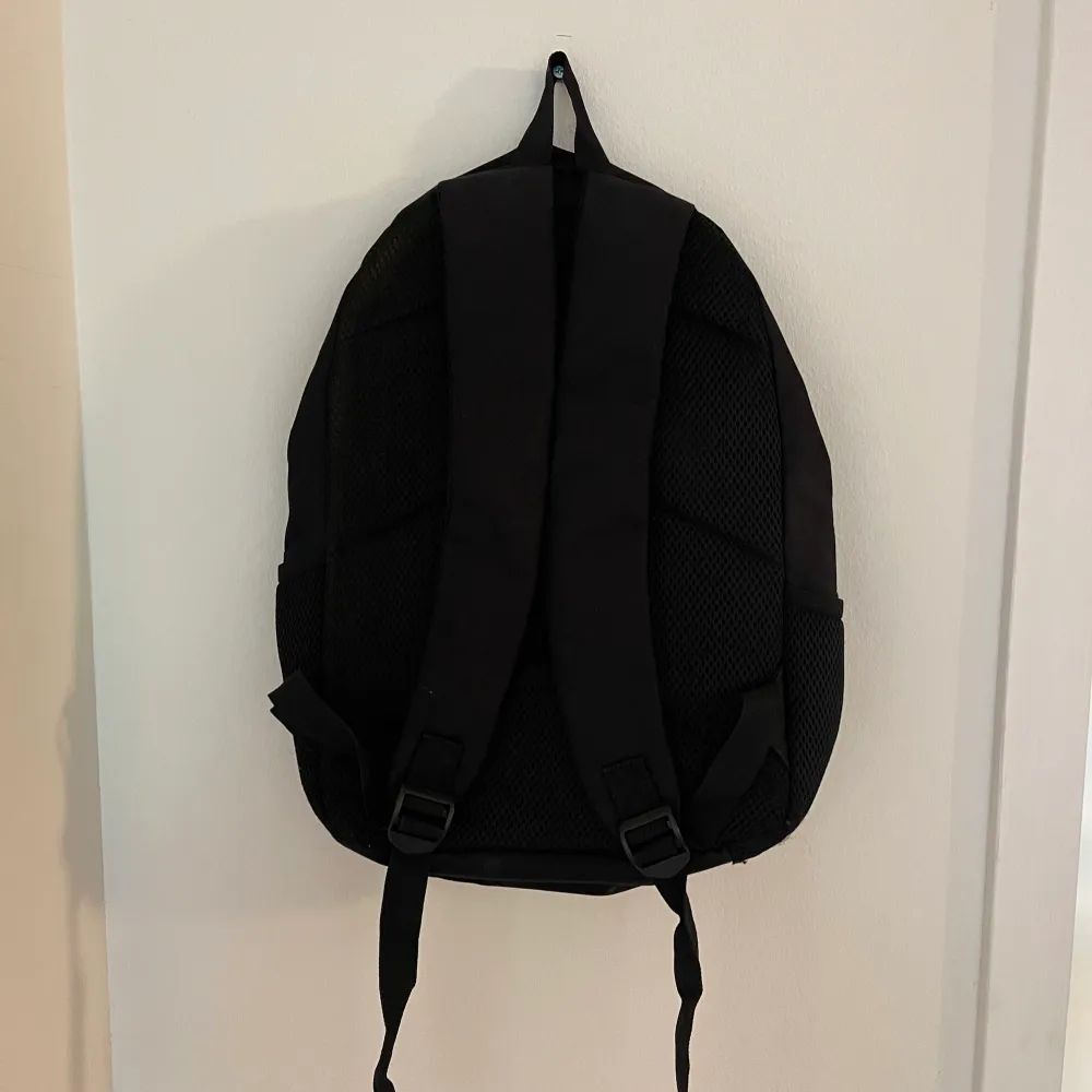 En svart rosa ryggsäck med Blackpink tema i bra skick. ( Cover bild på Square up albumet ).Måttet som står ner är ungefärlig .. Väskor.