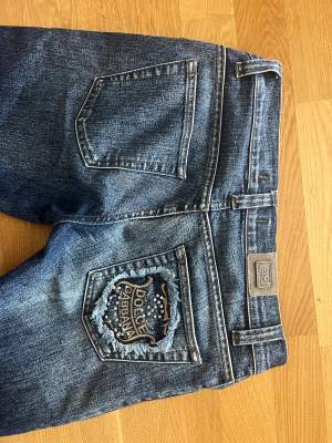 Utsvängda dolce Gabbana jeans storlek 29/32 passar typ S jättefint skick 
