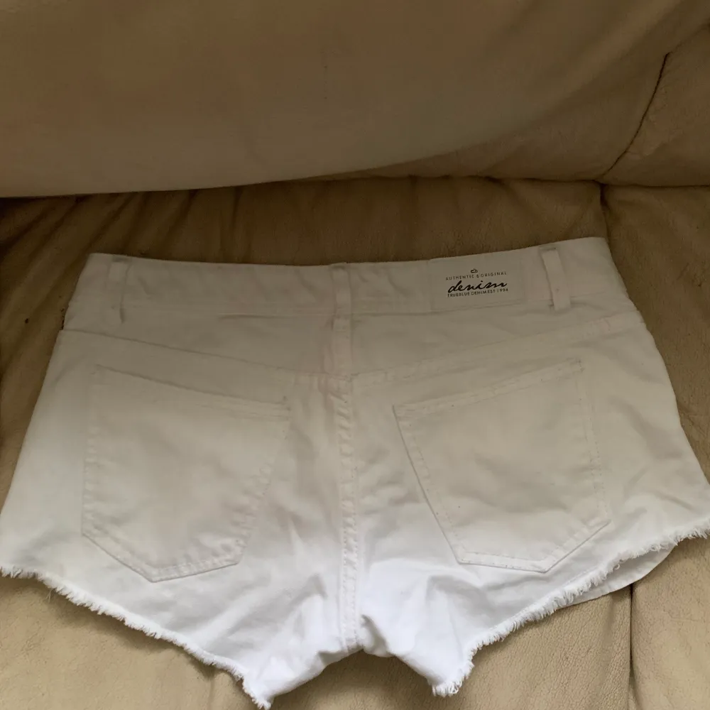 Vita denim shorts i fint skick! Säljer pga att dem är för stora,  low-midwaist🌸. Shorts.