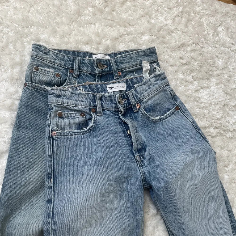 2 par lågmidjade zara jeans. Båda är strl 32 och jätte bra skick.  170 kr för ett par, 300 för båda. . Jeans & Byxor.