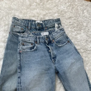 ZARA JEANS - 2 par lågmidjade zara jeans. Båda är strl 32 och jätte bra skick.  170 kr för ett par, 300 för båda. 
