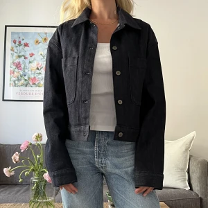 Kort jeansjacka från COS - Så snygg kort jeansjacka från COS! Endast använd ett fåtal gånger, i nyskick utan anmärkningar. Storlek 38 💙