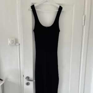 Klänning - Superfin klänning från Gina tricot i storlek L. Knappt använd och säljs pga fel storlek för mig. Köpare står för frakt.