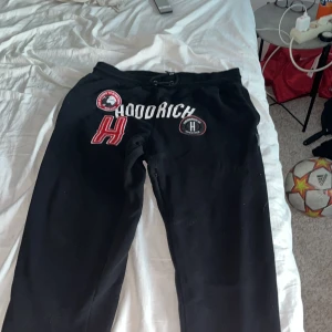 Hoodrich byxor  - Hitta dom i garderoben då dom inte har vart så använda. Fint skick. Priset kan diskuteras vid snabb affär. 