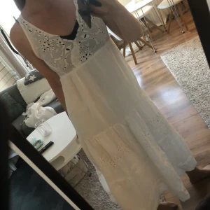 Vit långklänning  - Vit långklänning. Mer detaljer på min sida och fler kort.