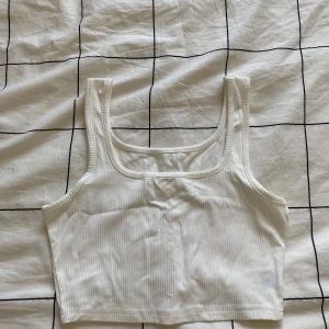 Vitt ribbat linne - Säljer ett vitt ribbat croppat linne i storlek S från shein.