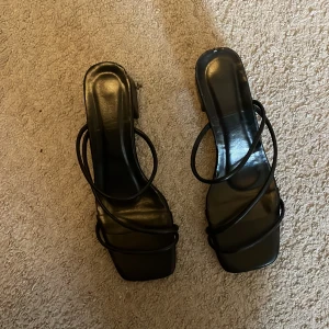 Klacksandaler - Storlek 38, aldrig använda då de är för stora. Inte exakt samma som på sista bilden men ungefär 