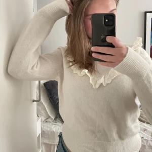 Stickad tröja - En jättefin stickad tröja från & Other Stories. Använd ändast en gång då den är lite för liten för mig. Kan vara lite stikisk i materialet därav en tröja under behövs❣️ Ordinarie pris 800kr