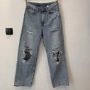 Ett par mellanljusa jeans med slitningar fram. Hög midja och loose straight fit. Alla fickor är riktiga. Storlek 38 från H&M. Använda ca 5 gånger 🌊