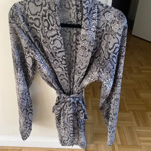 Kavaj / kofta - Kavaj/ kofta med mönster och skärp. 