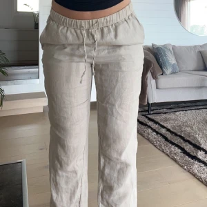 Linnebyxor - Supersköna raka beiga linnebyxor, köptes 2020 på HM och har ej kommit till anvöndning, skriv privat för fler bilder