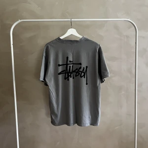Stussy T-shirt - Stussy t-shirt i storlek large men passar även medium. Sitter lite oversized.