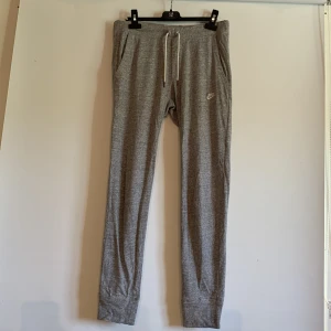 Gråa Nike mjukisbyxor - Gråa Nike mjukisbyxor i storlek XS. 