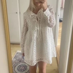 Dea dress  - Säljer denna slutsålda klänningen från Gina med lapparna kvar. Storlek 38 men funkar toppen på mig som är en 36/S. Helt oanvänd och i ett super skick. Kom gärna med prisförslag🫶