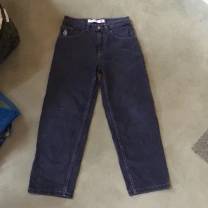 Polar 93denim jeans - Jag säljer ett par 93 denim jeans. Dom är lite trasiga i hällorna. Dom är hyfsat använda och säljer dom till ett bra pris 