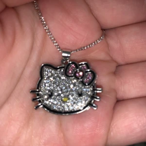 Hello kitty halsband - Coolt Hello Kitty halsband med rhinestones!! (⚠️GÅR FORTFARANDE ATT KÖPA, SKRIV TILL MIG⚠️) kan fixa frakt för 20kr!! 💗skriv till mig om du vill köpa🫶