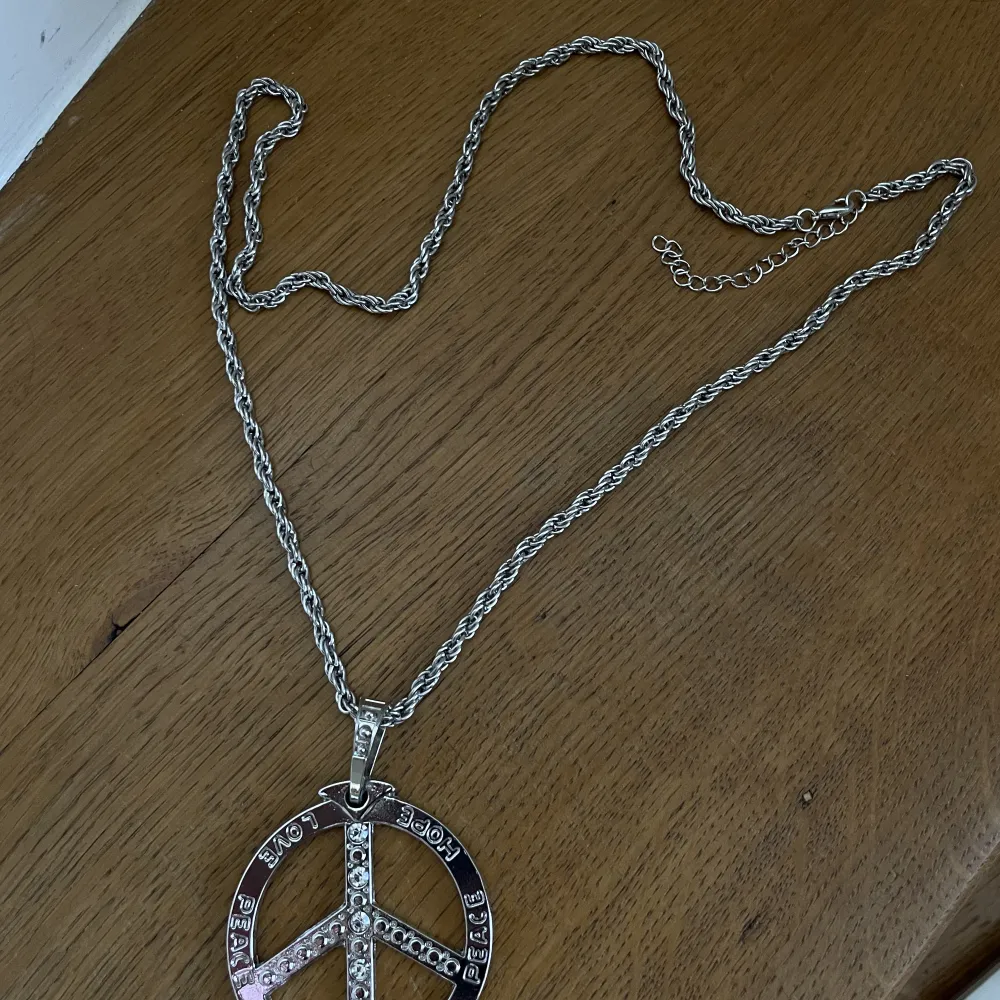 Hej! Jag säljer mitt hippie halsband och hippie glasögon som jag köpte igår för att få användning för de 1 gång till en spex dag i skolan. Nu behöver jag inte de längre och säljer vidare. De är helt nya. Jättcoola! Halsbandet=80kr & glasögonen=50kr. Accessoarer.