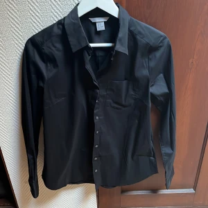 Svart skjorta - S - Svart skjorta från H&M i bomull och polyester. I nyskick.