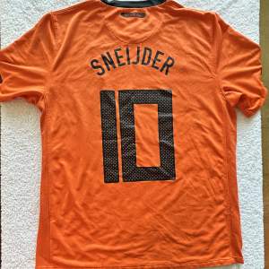 Nederländernas hemmatröja från VM 2010 där de kom hela vägen till finalen, med den möjligtvis bästa spelaren i hela världen under 2010 på ryggen Wesley Sneijder.