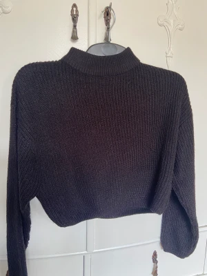 Stickad tröja  - Svart stickad tröja i en croppad modell. Ganska använd vilket syns på materialet 🖤