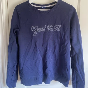 Gant tröja - Mörkblå Gant tröja. Använd ett par gånger. Storlek M.