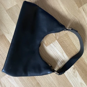 Svart väska - Simpel väska använd en gång under en bal 🤍