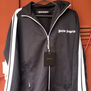 Palm angeles tröja  - Det är en palm angels kofta aldrig använd perfekt nu för sommarn, nypris 2800kr. Kan få den billigare vid snabb affär