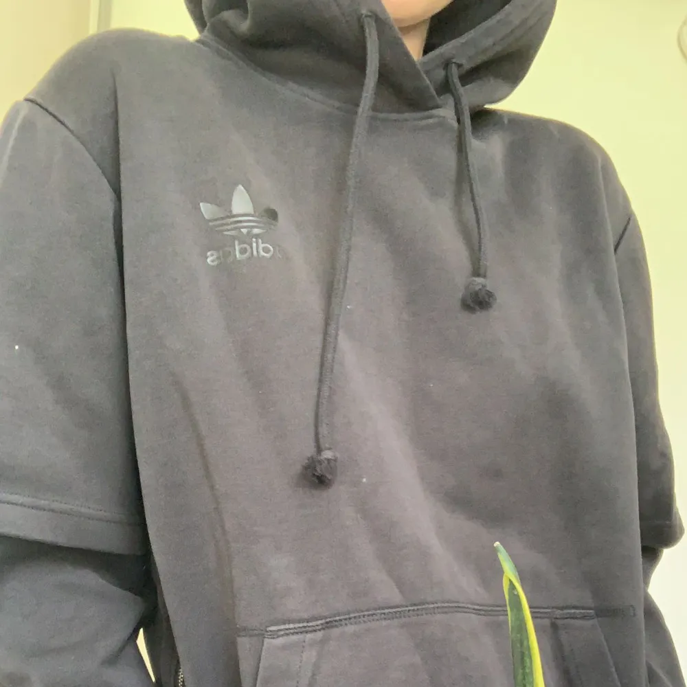 Denna Adidas hoodie har som inbyggt tröja i ärmarna och dragkedja på vardera sida. Själva luvan är nice och ”fyllig” i formen. Säljs då den inte kommer till användning. Den har använts två gånger och har inga defekter.🖤✨. Hoodies.