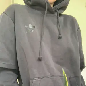 Denna Adidas hoodie har som inbyggt tröja i ärmarna och dragkedja på vardera sida. Själva luvan är nice och ”fyllig” i formen. Säljs då den inte kommer till användning. Den har använts två gånger och har inga defekter.🖤✨