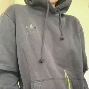 Adidas hoodie herr stl M - Denna Adidas hoodie har som inbyggt tröja i ärmarna och dragkedja på vardera sida. Själva luvan är nice och ”fyllig” i formen. Säljs då den inte kommer till användning. Den har använts två gånger och har inga defekter.🖤✨