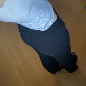 Svarta linnebyxor - Svarta linnebyxor perfekta till sommaren! Går att spänna åt i midjan. Aldrig använda - nyskick! Säljer då jag redan har ett par mörkblåa och har för lite plats i garderoben för båda två hahah!