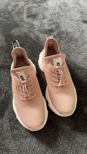 STEVE MADDEN  - Säljer mina Steve madden sneakers. Säljs pga köpt fel storlek, för små för mig!  Därav är dom som nya 😍💗🫶