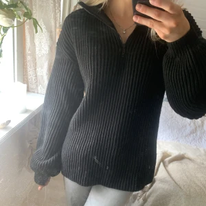 Svart stickad half zip-up - Tröja från NA-KD Den är i perfekt skick. Använt 1 gång förr och säljer därför den är för stor.  OBS! Det är spegeln som är smutsig, inte tröjan