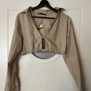 Croppad blus - Skjort/blus från Zara, öppen i ryggen. Aldrig använd