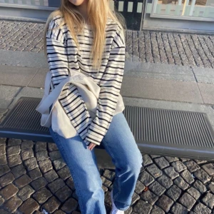 Tröja  - Säljer denna söta randiga tröja från zara eftersom det inte kom till så mke användning. Storlek L men passar mig som har Xs/s eftersom jag ville ha den lite oversize och den va även rätt liten i storleken. Köpt förra året 💋 